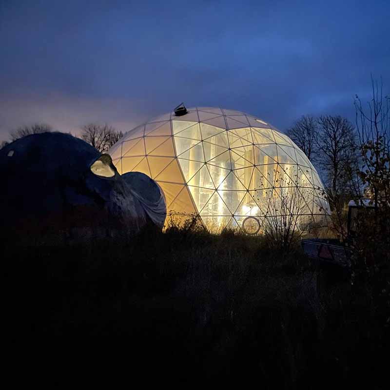 I en geodetisk kupol odlar man grönsaker utan jord, och i vertikal odling. Foto: Hämtade ur Suderbyns eget fotoarkiv