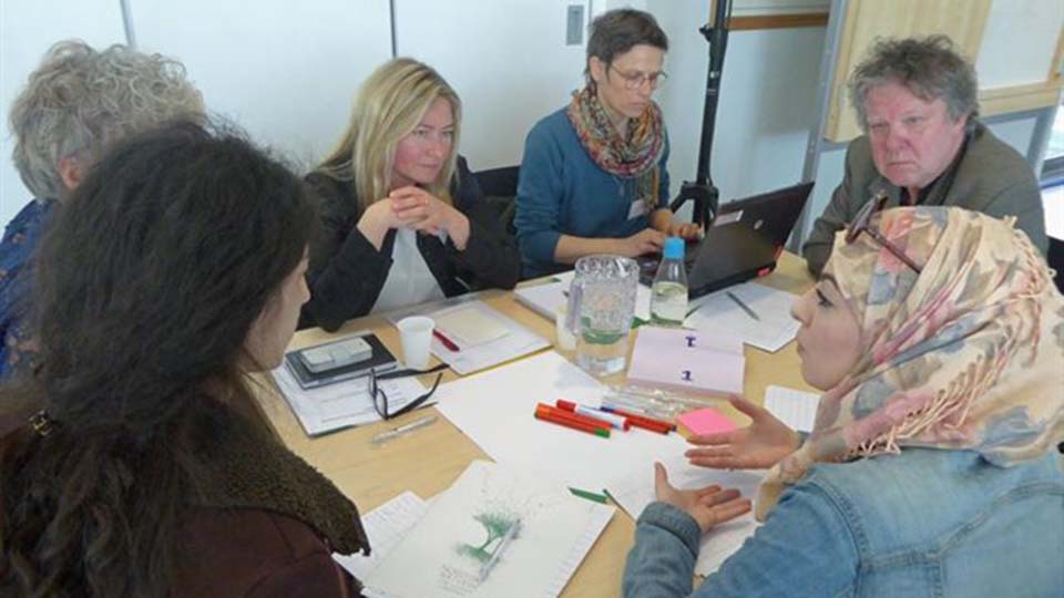 Deltagarna på workshopen delades in i små grupper som alla innehöll minst en nyanländ person. Här syns bland andra NVL:s huvudkoordinator Antra Carlsen.