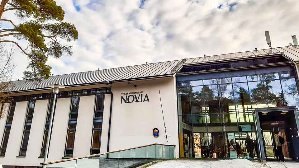 Novia finns på den lilla orten Ekenäs som har en rik trähuskultur av både gamla och nya trähus.
