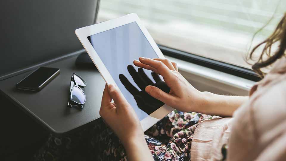 Kvinde med iPad i tog