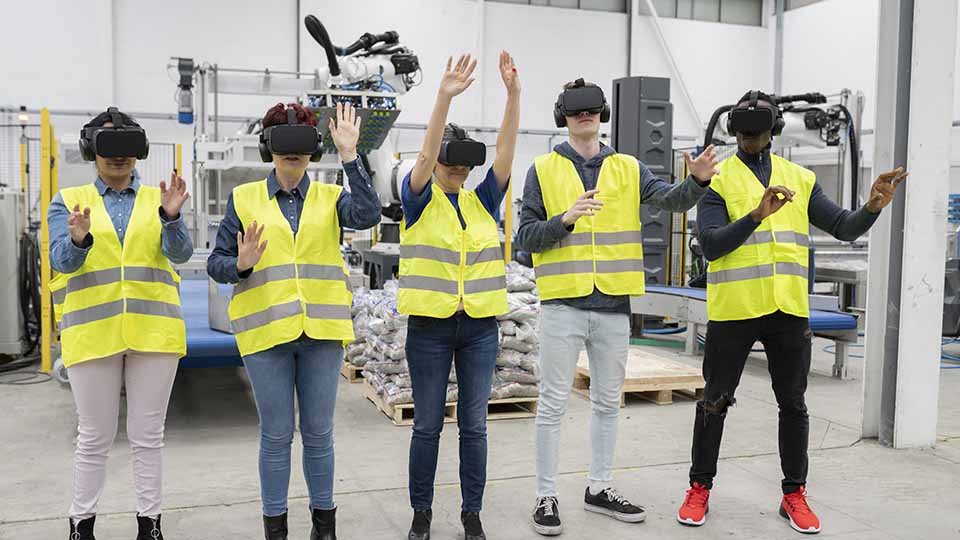 Personer med VR-headsets på en arbejdsplads