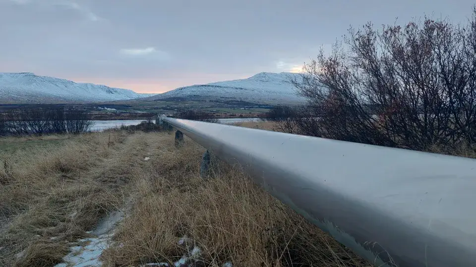 Det varme vannet fra jorden er en av de grunnleggende faktorene for bæredyktighet i Island. Varmvannsledningene er iöynefallene i det islandske landslaget i Eyjafjord nær Akureyri. Over 90% av de islandske hjemmene varmes opp med den grönne energien. 