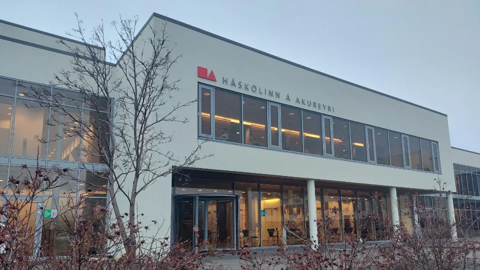 Mange av de islandske skolene har vært aktive i å finne grönne lösninger. Tre av syv universiteter har underskrevet kontrakt med Festa, Senter for bæredyktighet. Et av dem er Universitetet i Akureyri 