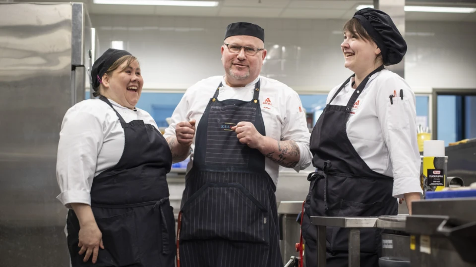 Kockarna Hanna Al Gburi, Jonas Wasiljeff och Jessica Nybacka serverar varje dag mat åt hundratals personer i Axxell.