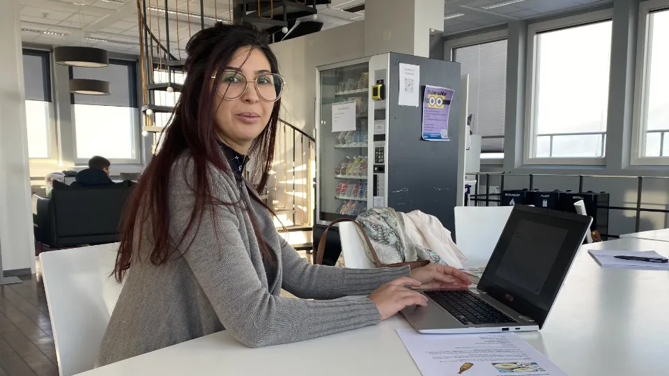 Loubna Ihitassen bor på Åland tillsammans med sin dotter. Hon drömmer om ett kontorsjobb, satsa mer på det egna företagandet och få tid tillsammans med dottern.