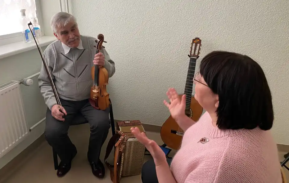 Algis Kudarauskas encountered folk music for the first time at the age of 4, when he attended a wedding with his parents and watched the musicians play.