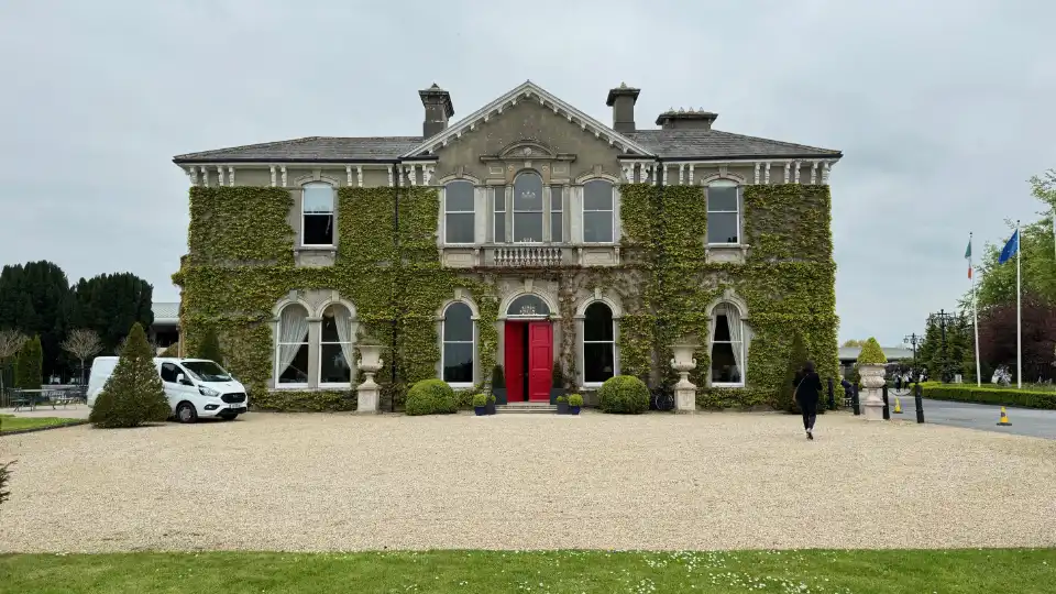 Biennalen hölls på ett fullbokat Lyrath Estate Hotel i staden Kilkenny, Irland.