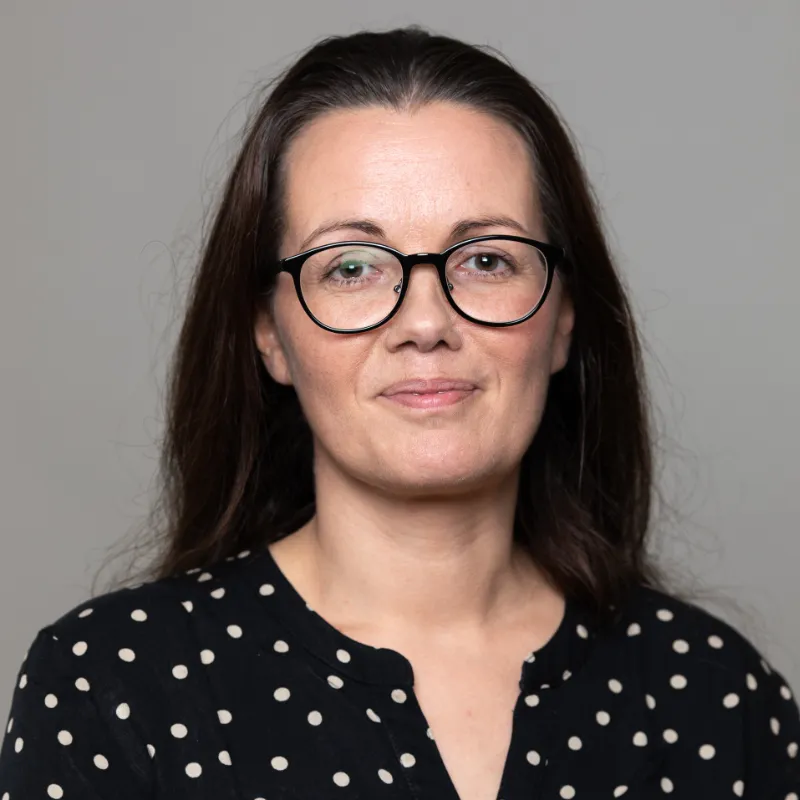 Katrin Elisabeth Lydersen Jacobsen har undervist tilflyttere og flygtninge i Danmark og har siden arbejdet på Færøerne med færøsk som andetsprog i fokus.
